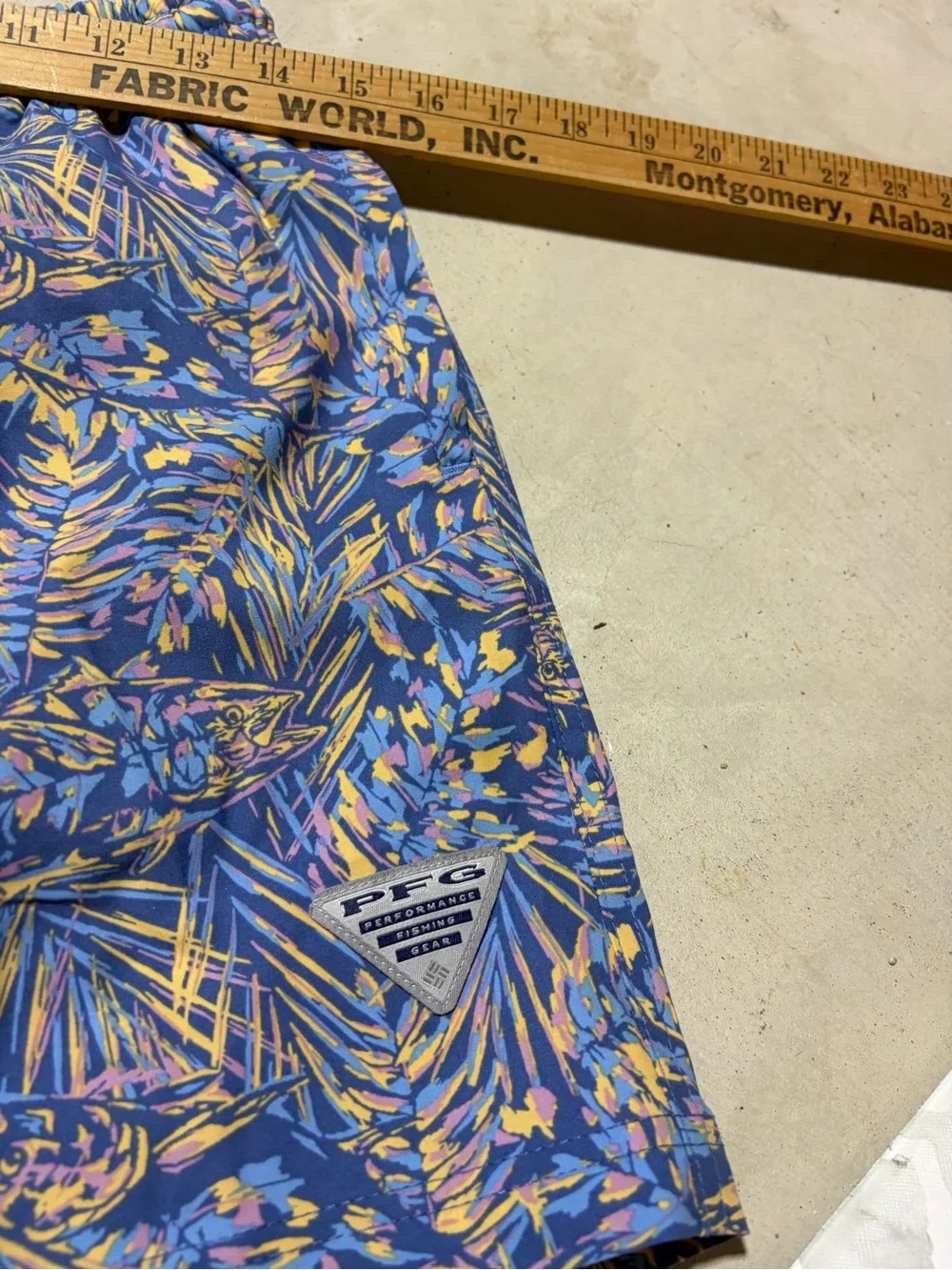 Columbia PFG rambler printed water shorts small